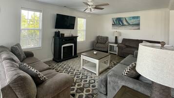 Téléviseur connecté, foyer, lecteur de DVD