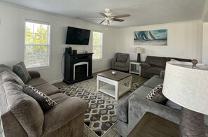 Smart-TV, Kamin, DVD-Player