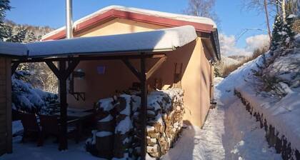 Ruhiges Ferienhaus am Waldrand mit Sauna und Kamin