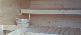 Quiet vacation home on the edge of the forest with sauna and fireplace