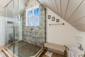 Kombinert dusj/badekar, hårføner og håndklær