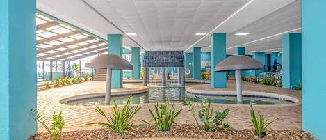 Una piscina cubierta, una piscina climatizada