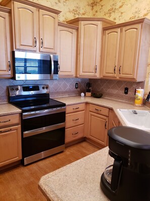 Fridge, microwave, oven, stovetop - Palm Coast cottage, 3 bedroom 2 bath house w/office,city golf courses and beach. (Palm Coast)