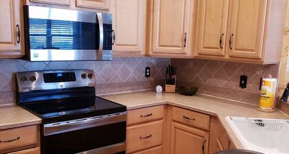 Palm Coast cottage, 3 bedroom 2 bath house w/office,city golf courses and beach.