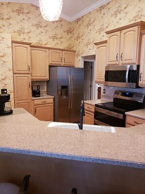 Geladeira, micro-ondas, fogão, cooktop