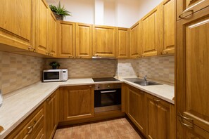 ثلاجة، ميكروويف، فرن، موقد طهي مسطح