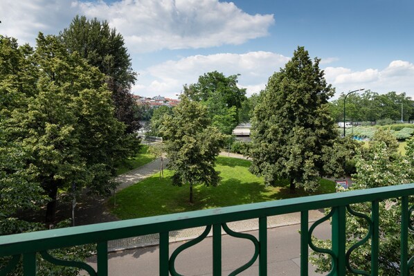 المنطقة المحيطة بالمنشأة