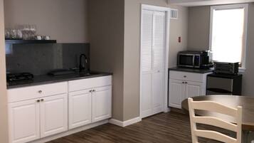 Micro-ondes, cafetiĂšre/bouilloire