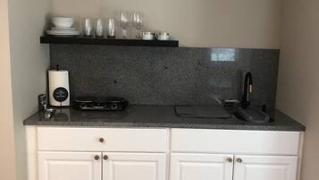 Micro-ondes, cafetiĂšre/bouilloire