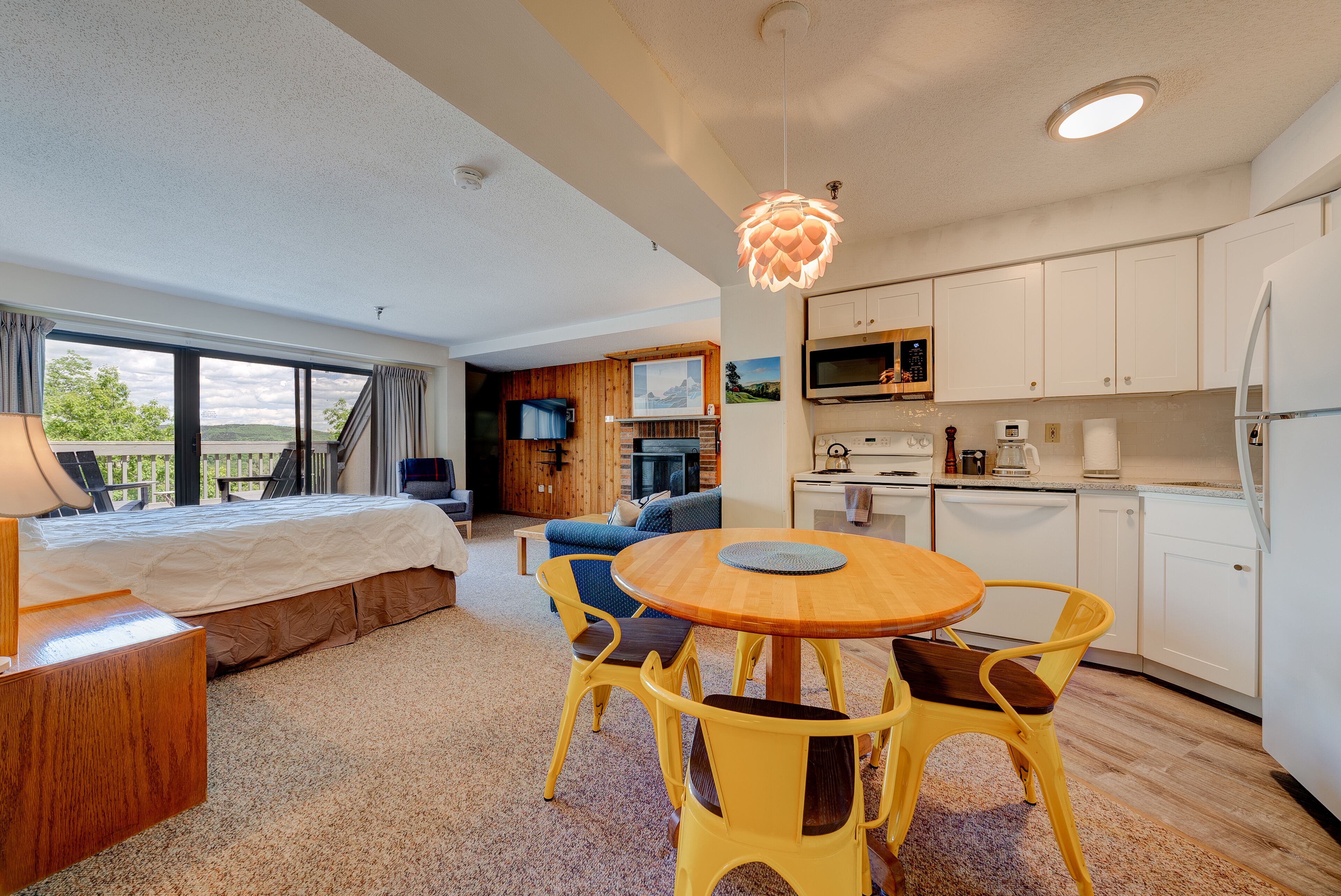 Cozy Studio for 4 - Walk to Mountain w/ Balcony