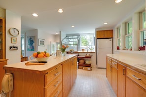 Réfrigérateur, micro-ondes, plaque de cuisson, lave-vaisselle