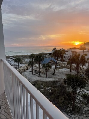 Property grounds - Sunset & Gulf Views : Updated 2BR : Steps to Beach (Fort Walton Beach)