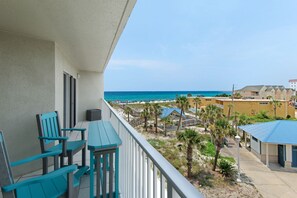Property grounds - Sunset & Gulf Views : Updated 2BR : Steps to Beach (Fort Walton Beach)