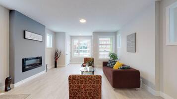 Smart TV, fireplace, Netflix, streaming services