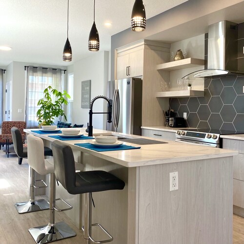 HUGE 1700+ sqft LUXURY Home DT Parking + Fast Wifi