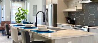 HUGE 1700+ sqft LUXURY Home DT Parking + Fast Wifi