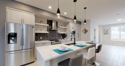 HUGE 1700+ sqft LUXURY Home DT Parking + Fast Wifi