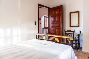 3 slaapkamers, een strijkplank/strijkijzer, gratis wifi, beddengoed