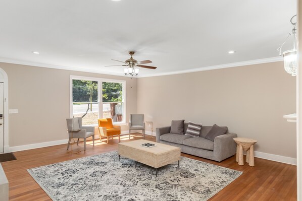 Smart TV, fireplace, table tennis