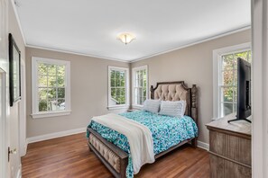 4 bedrooms, iron/ironing board, free WiFi, bed sheets