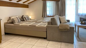 Una camera da letto moderna con un letto grande, un divano e un tavolino.