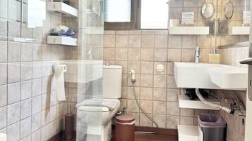 Apartament | Bany | Dutxa, articles de tocador gratuïts, assecador de cabells i tovalloles