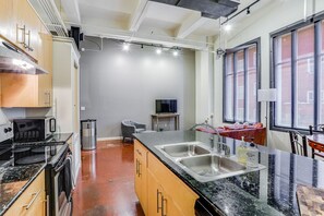 Réfrigérateur, micro-ondes, four, plaque de cuisson