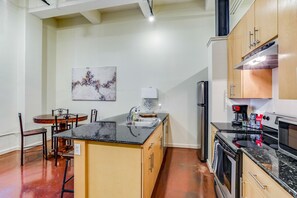 Frigorífico, microondas, horno y placa de cocina