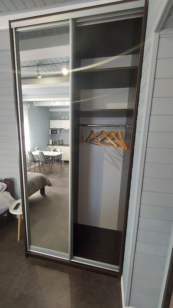 1 slaapkamer, een strijkplank/strijkijzer, gratis wifi, beddengoed