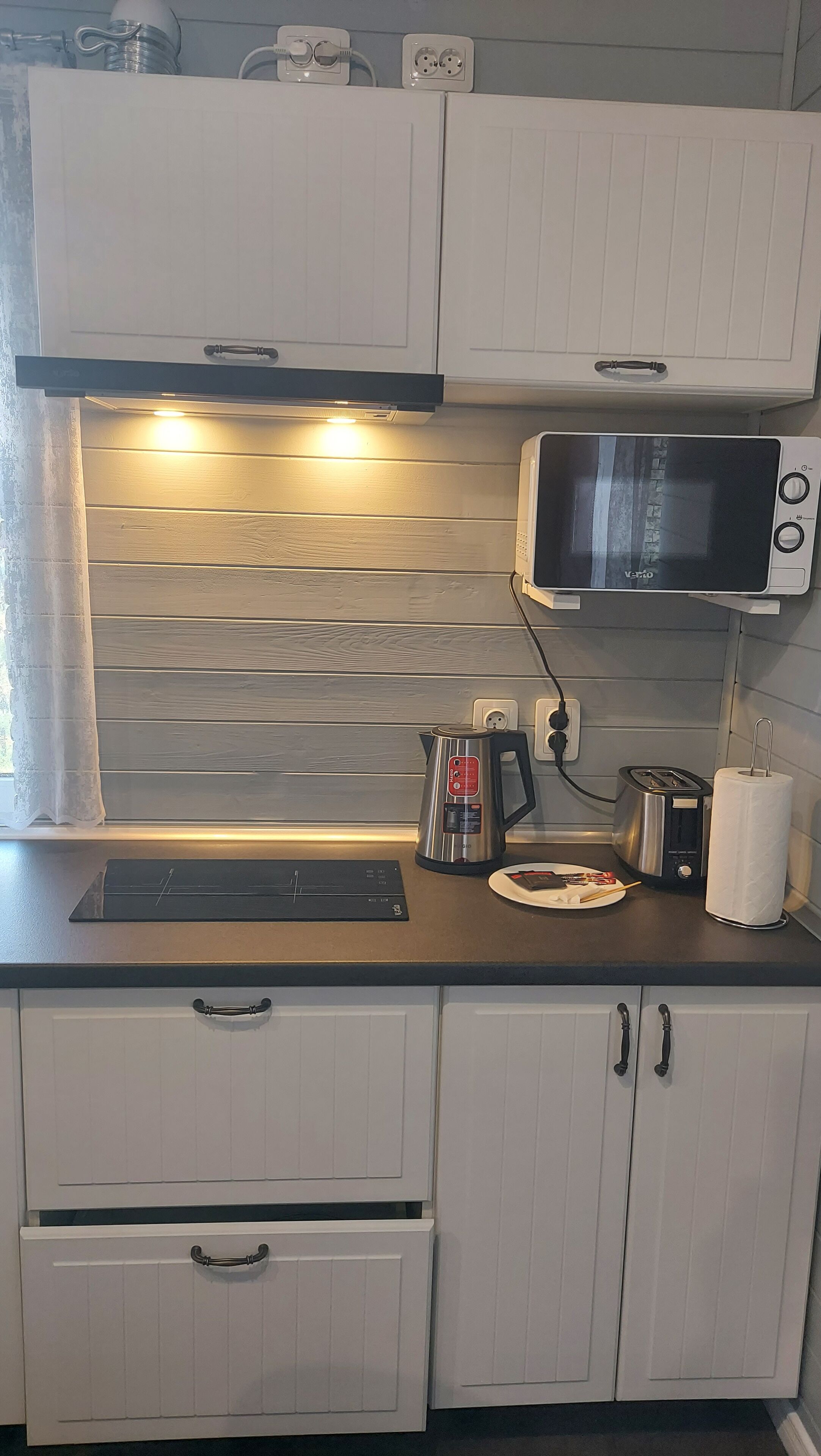 Réfrigérateur, micro-ondes, bouilloire électrique, grille-pain