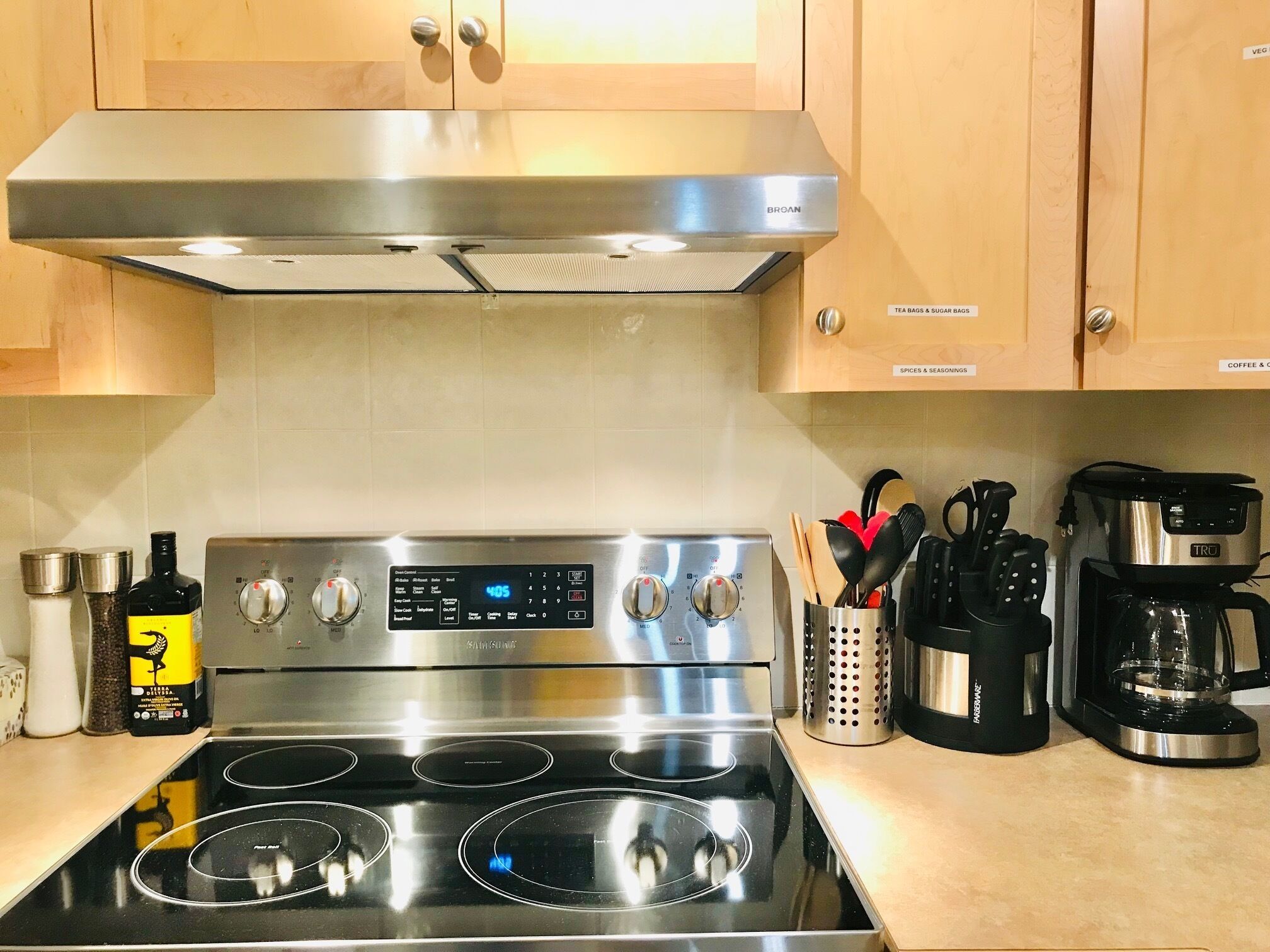 Een koelkast, een magnetron, een oven, een kookplaat