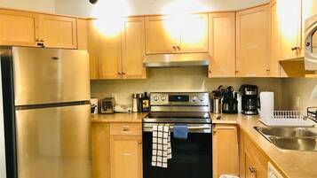 KĂŒhlschrank, Mikrowelle, Ofen, Herdplatte