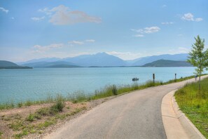 Beach - Luxurious Lakefront Haven - Prime Ski Access & Majestic Mountain Views! (Dillon)