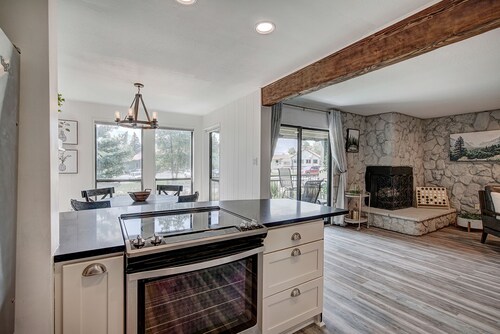 Luxurious Lakefront Haven - Prime Ski Access & Majestic Mountain Views!