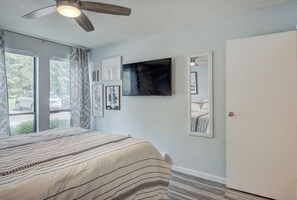 2 bedrooms, travel cot, free WiFi, bed sheets