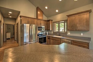 Geladeira, micro-ondas, cooktop, lava-louças