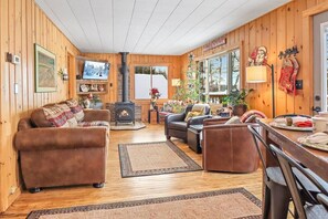 Smart TV, fireplace, computer monitors