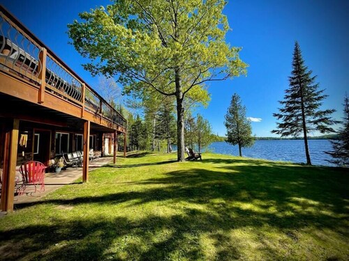 Private Lakefront Stay with Beautiful Sunset Views, Kayaks, & Kid’s Area
