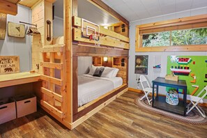 3 bedrooms, desk, iron/ironing board, travel crib