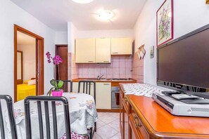 ثلاجة، فرن، موقد طهي مسطح، ماكينة لصنع القهوة/الشاي