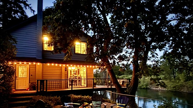 Een huis met een patio, complete met buitenmeubilair en een vuurkuil.