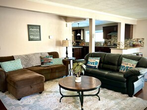 Smart TV, chimenea y libros 