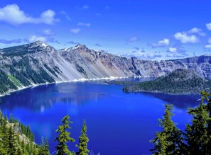 A lake surrounded by mountains with clear skies. - Riverfront on the Rogue! Ideal Southern Oregon location (Gold Hill)