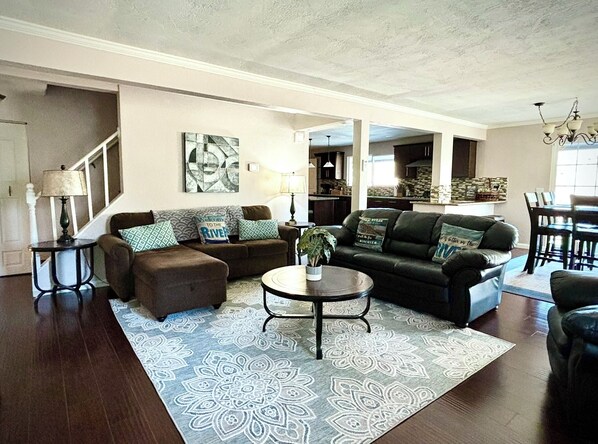 Smart TV, chimenea y libros 