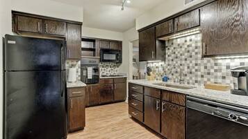 ثلاجة، ميكروويف، فرن، موقد طهي مسطح