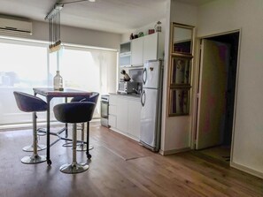 Refrigerador, horno, placa de cocina, cafetera/tetera