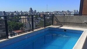 Una piscina en la azotea con vista panorámica de la ciudad.