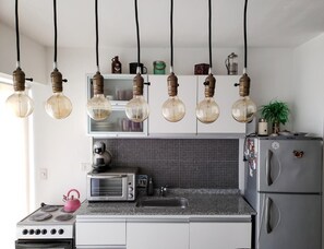 Refrigerador, horno, placa de cocina, cafetera/tetera