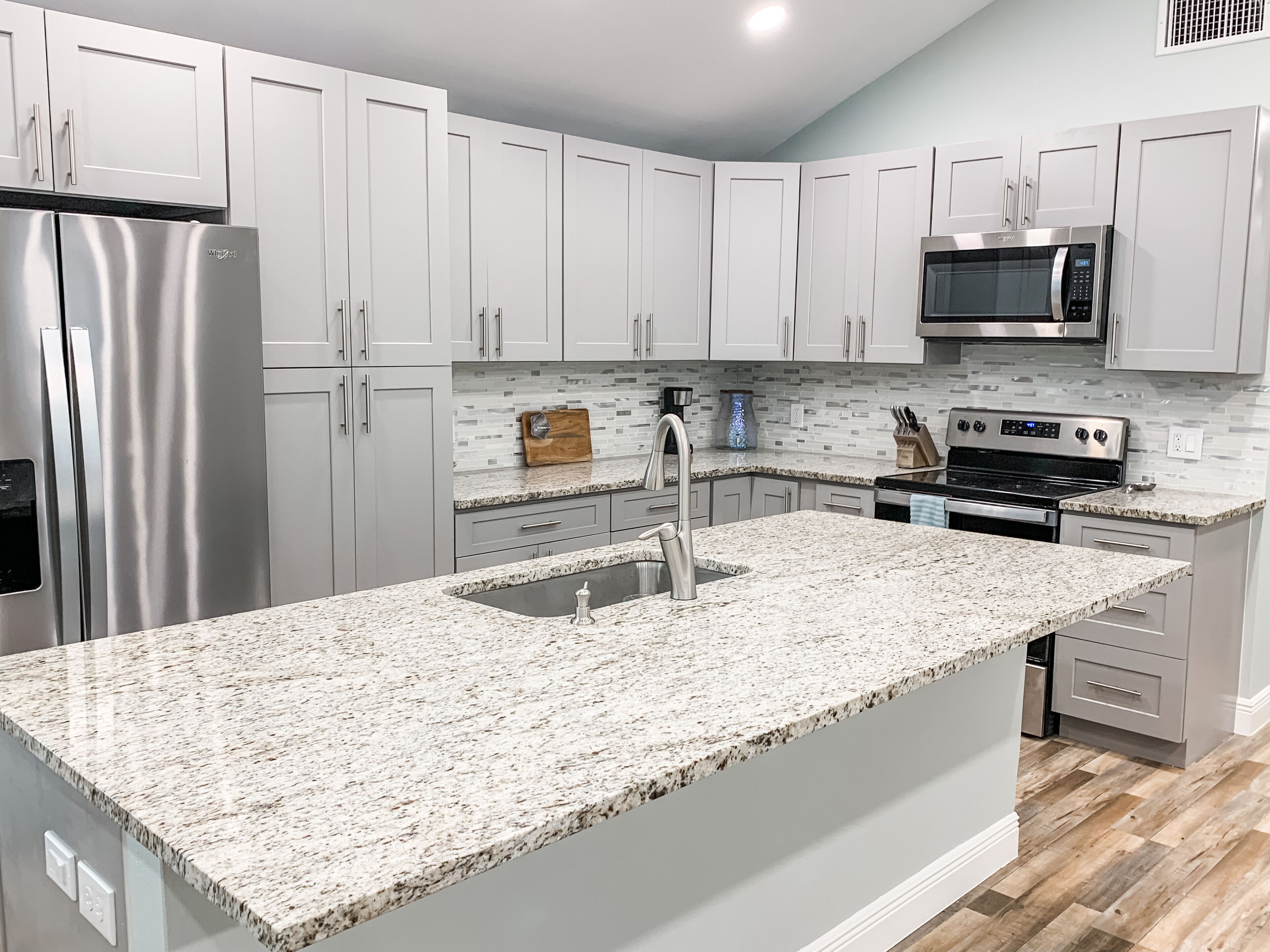 Jääkaappi, mikroaaltouuni, uuni, liesi