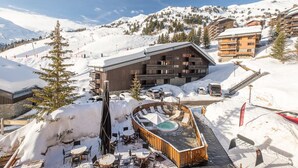 A snow-covered outdoor area with a pool, lounge chairs, and tables. - Chambre Cosy Près des Pistes | Les 3 Vallées! (Méribel Mottaret)